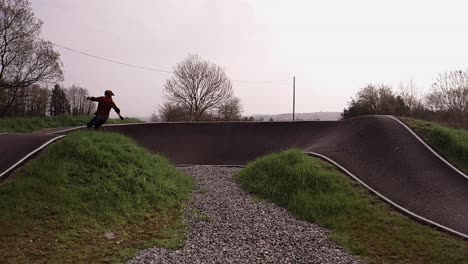 Metraje-De-Eboarding-Alrededor-De-Una-Pista-De-Bmx