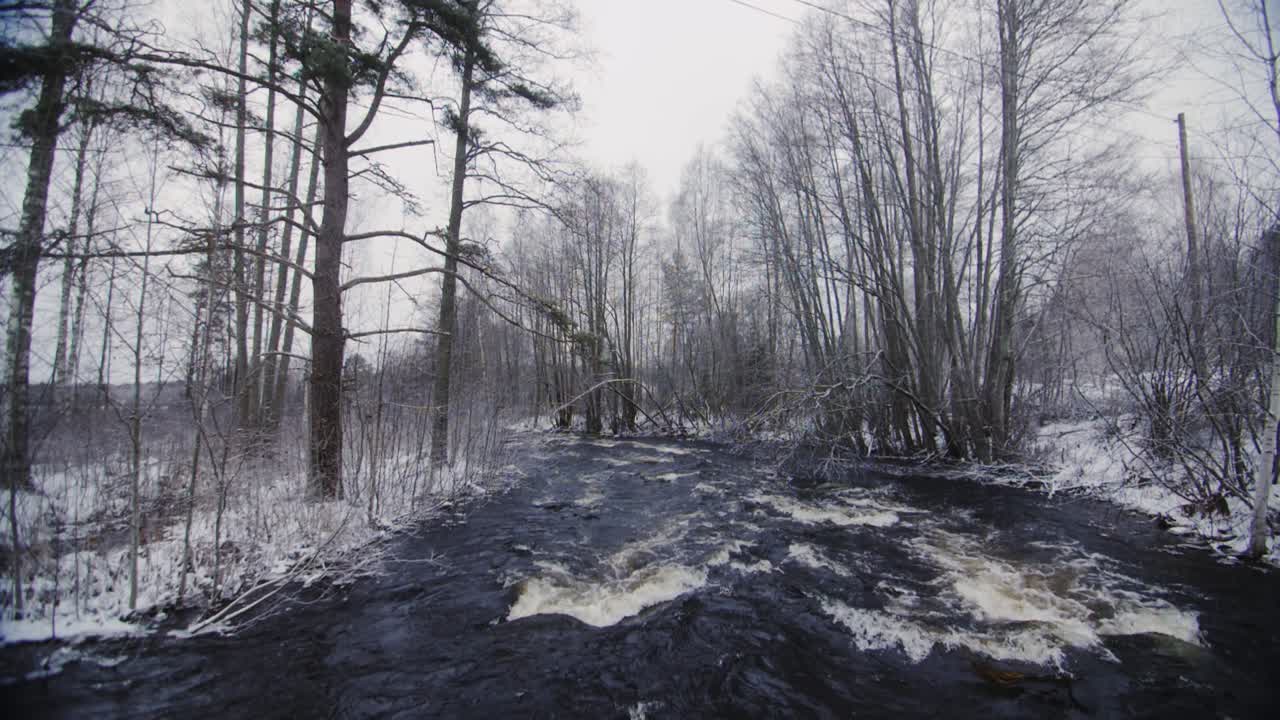 Fiume invernale blu scuro al rallentatore con onde.