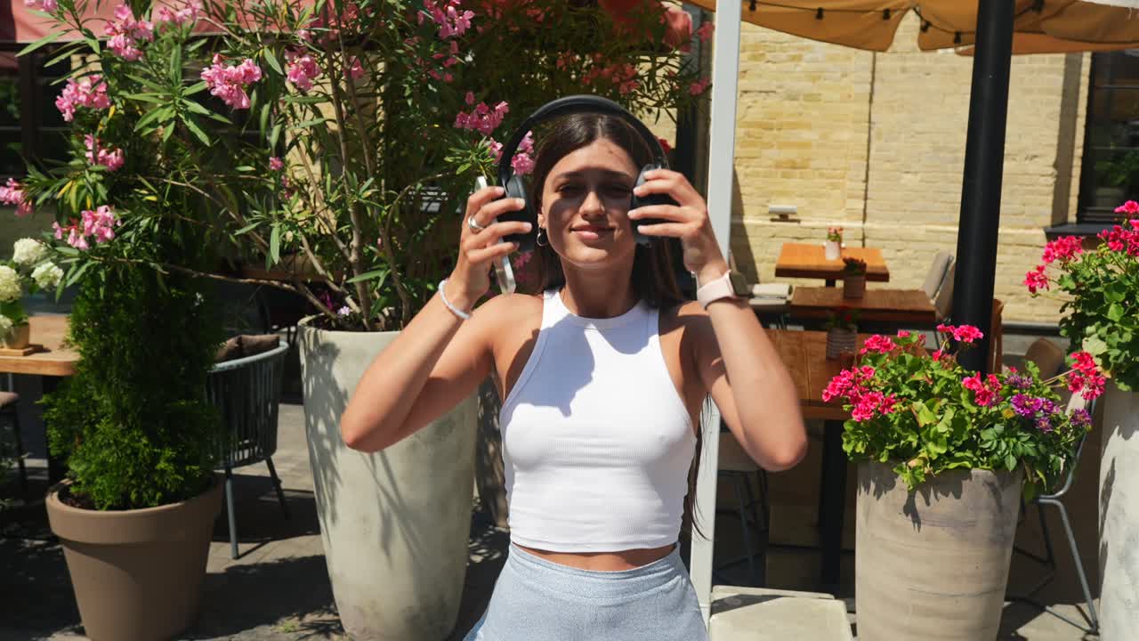 joven al aire libre escuchando música