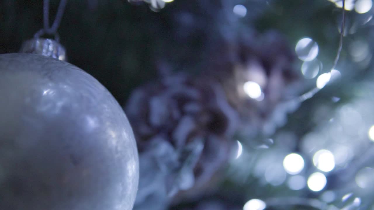 cono y adorno en el árbol de navidad