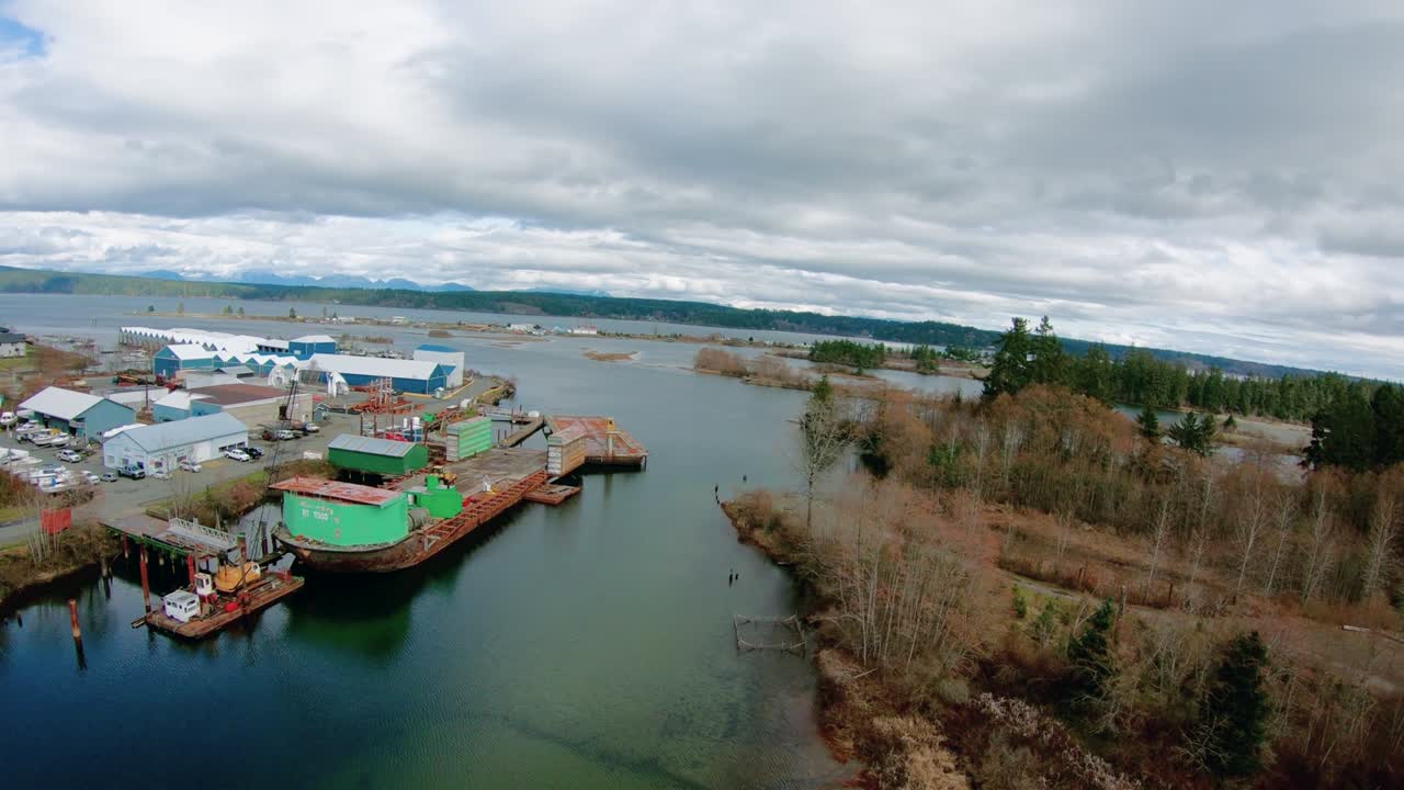 밴쿠버 섬에 있는 캠벨 강 브리티시 컬럼비아 상공을 날아다니며