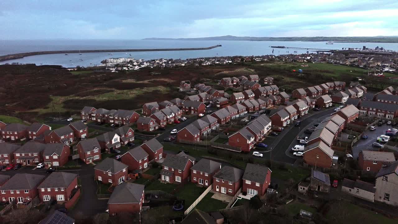 Luftfoto af et boligområde på en ø med udsigt over havnen i Holyhead, Anglesey, North Wales