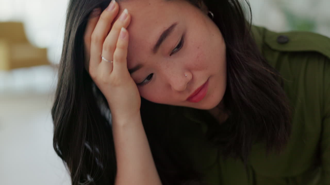 스트레스, 노트북 또는 번아웃 아시아 여성