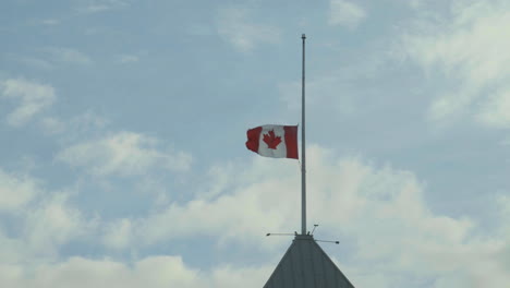 Bandera-Canadiense-A-Media-Asta-En-La-Parte-Superior-De-La-Asamblea-Legislativa-De-Bc-En-Victoria-Bc