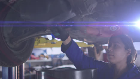 Animación-De-Una-Luz-Violeta-Brillante-Sobre-Una-Mecánica-De-Automóviles-Birracial-Arreglando-Un-Automóvil.