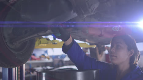 animación de una luz púrpura brillante sobre una mujer de dos razas mecánica de automóviles reparando automóviles