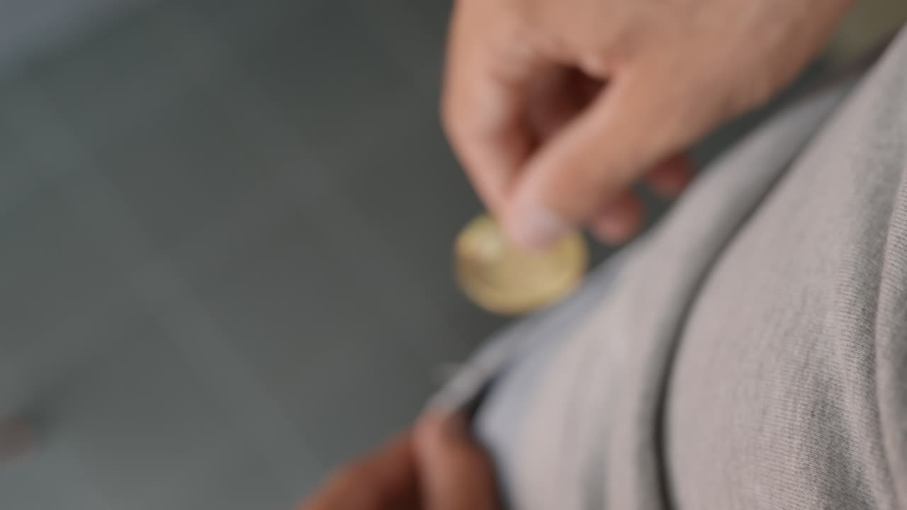 un hombre poniendo un bitcoin brillante en su