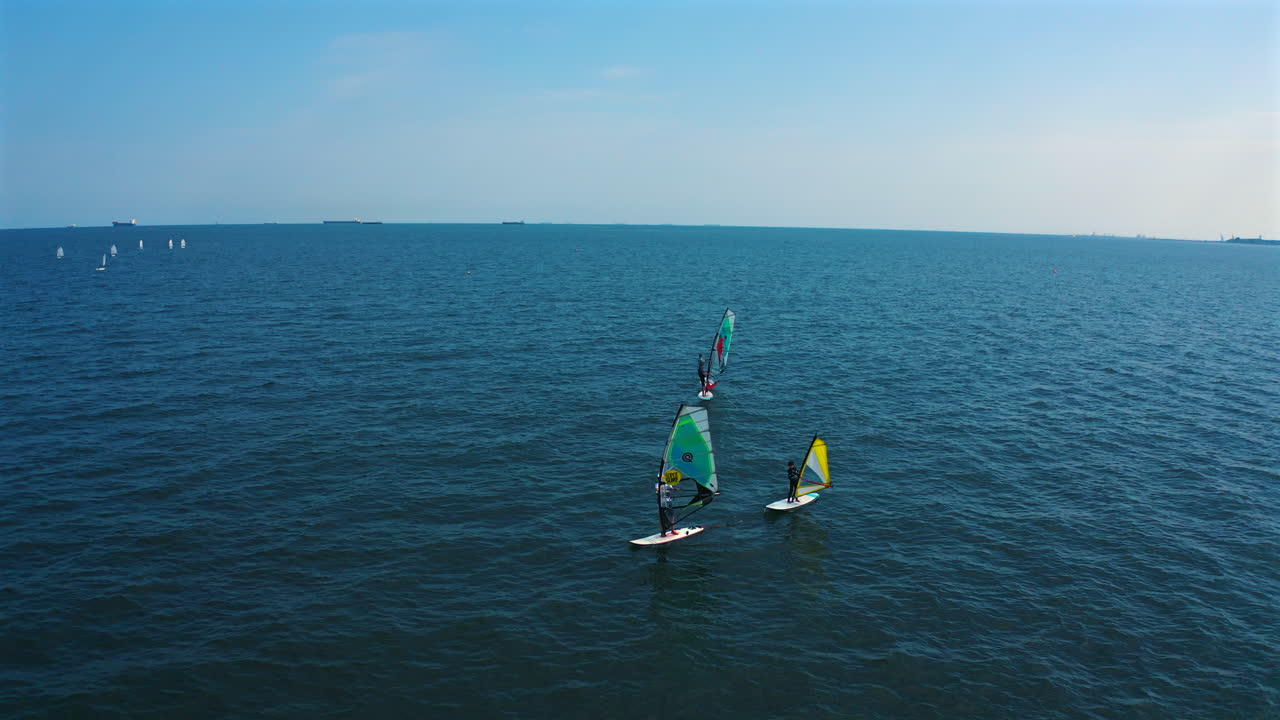 vista panorámica de drones de windsurf en las aguas azules del mar báltico en polonia
