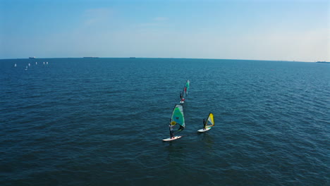 Panorama-Drohnenansicht-Des-Windsurfens-Auf-Dem-Blauen-Wasser-Der-Ostsee-In-Polen