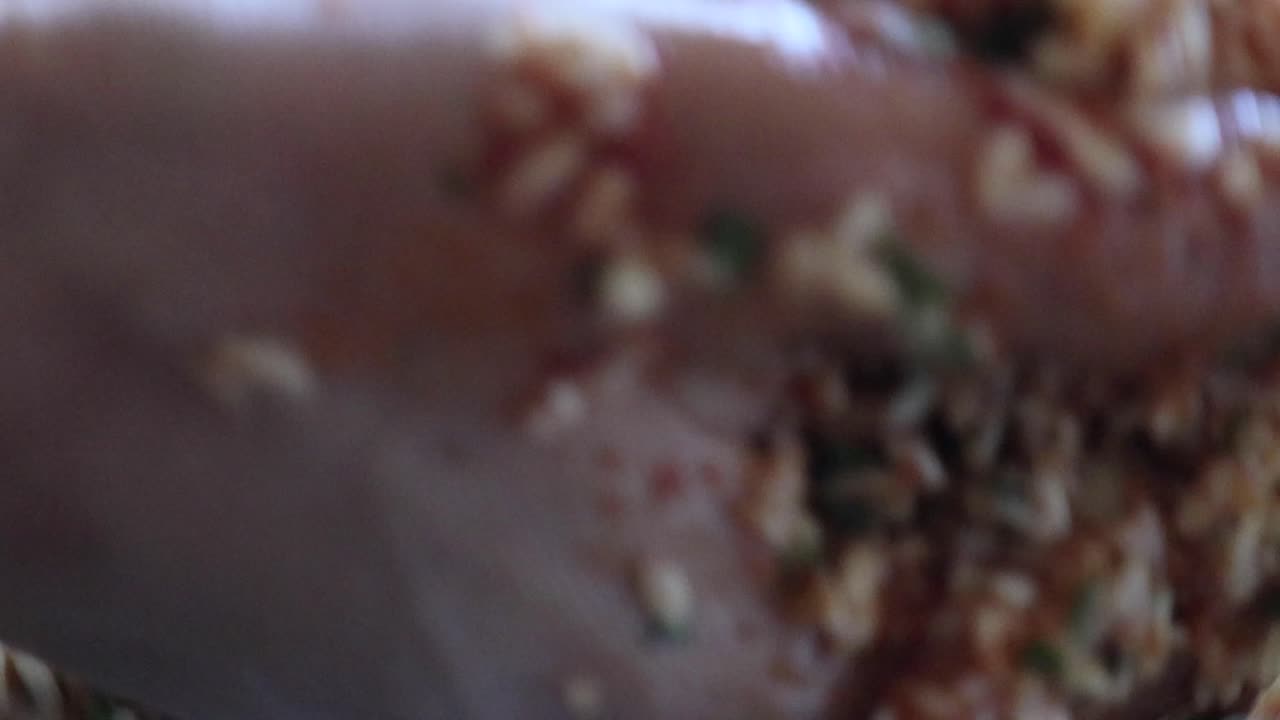 그릇에 돌마라는 동양 요리 재료를 섞는 여성 손