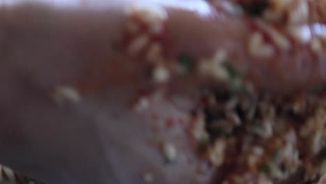 manos femeninas mezclando ingredientes para un plato oriental llamado dolma en un tazón