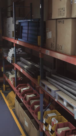 almacenamiento organizado en almacenes con estanterías metálicas y diversos materiales