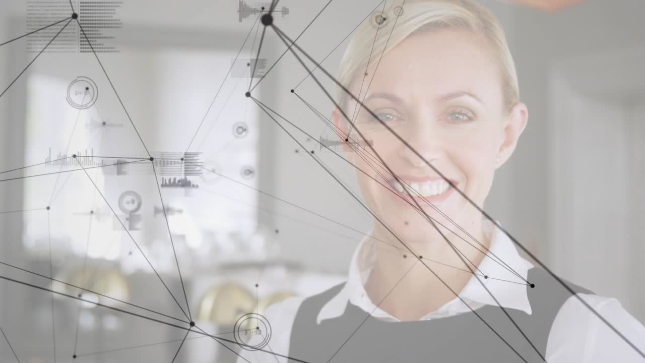 Video verticale: Donna in piedi che sorride in cucina, HUD che si origina a sinistra, mappando dati di smart home