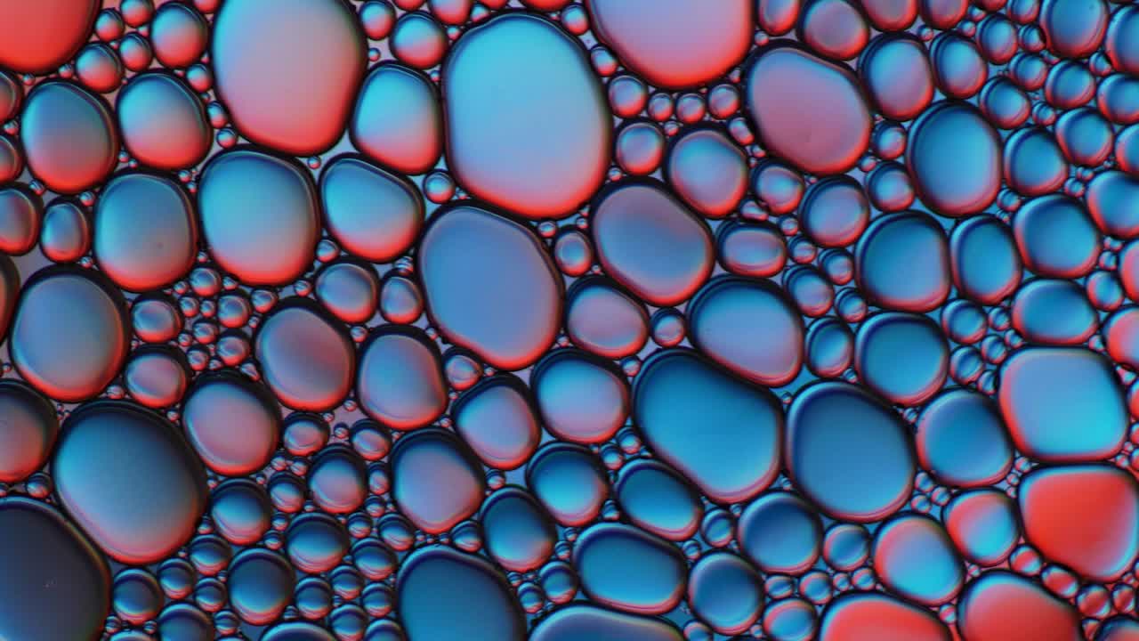 artístico colorido de gota de aceite flotando en el agua.