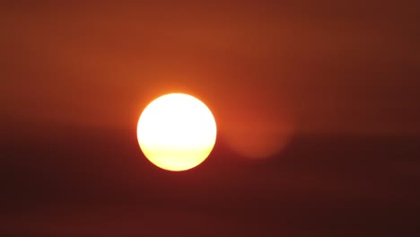puesta de sol naranja brillante sol rojo profundo cielo despejado timelapse australia victoria gippsland maffra