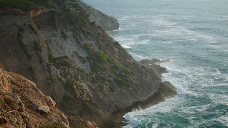 Vista-Aérea-Vertical-Del-Paisaje-Espumoso-Del-Acantilado-Del-Océano.-Costa-Rocosa-De-Lavado-De-Aguas-Profundas