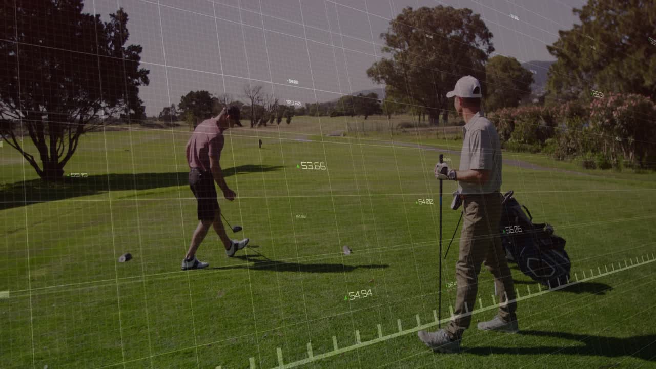 골프 선수가 허리를 굽혀 티 위에 있는 공을 집어 들고 빨간색 라인으로 조준점을 추적하는 골프 분석 오버레이를 활성화했어요