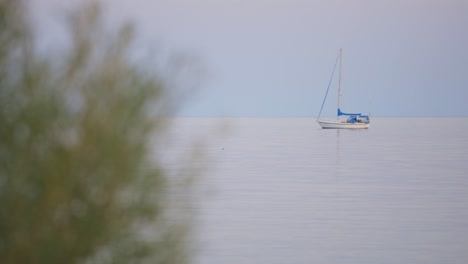 Velero-Blanco-Navegando-En-Las-Tranquilas-Aguas-Del-Lago