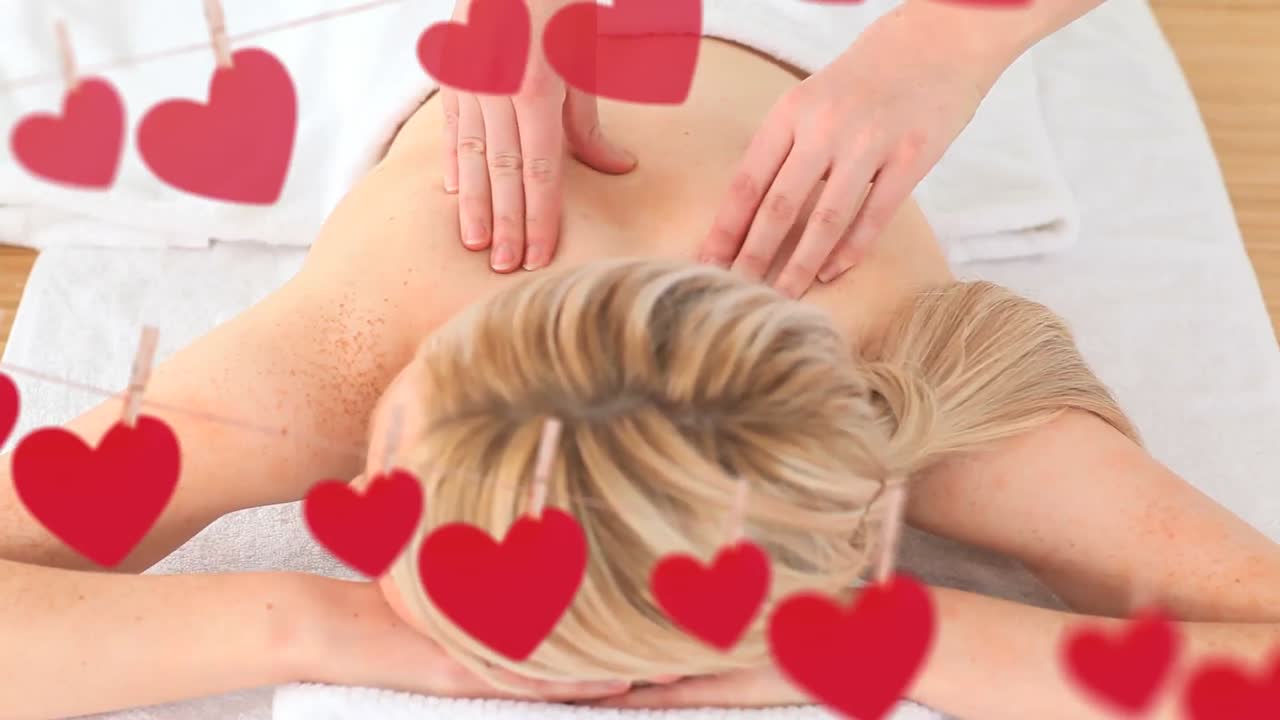 ⁇ 런타인 데이에 마사지를 하는 아름다운 금발 여성