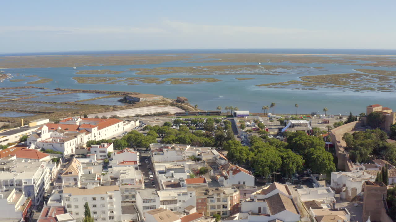 Drone su Faro, Portogallo, che rivela da destra a sinistra le mura storiche e la laguna
