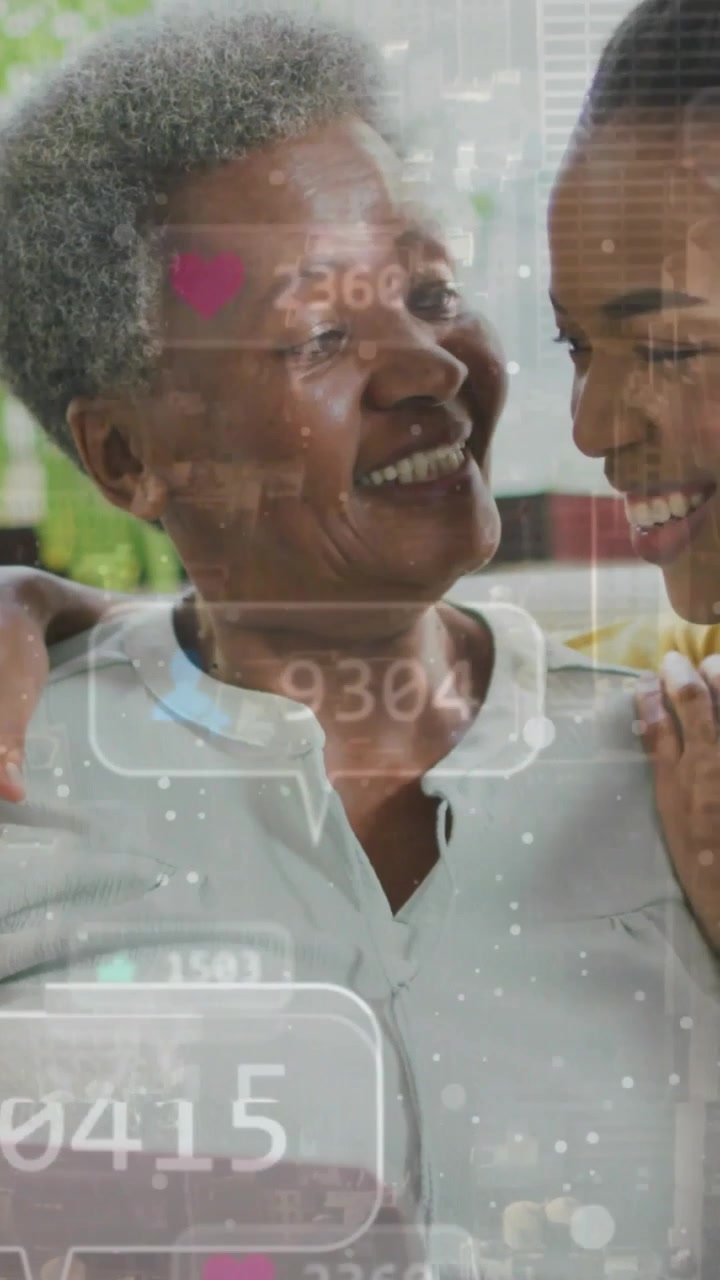 Vídeo vertical: Dupla mãe e filha assistindo a um laptop, reagindo a bolhas sociais sobrepostas, sorrindo