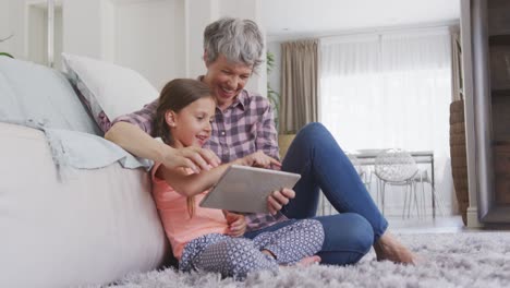Ältere-Frau-Nutzt-Digitales-Tablet-Mit-Ihrer-Enkelin