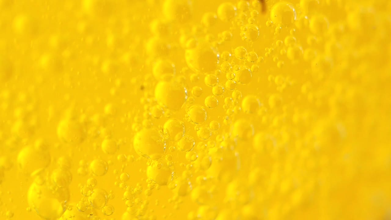 Liquide jaune abstrait avec des bulles remontant vers le haut