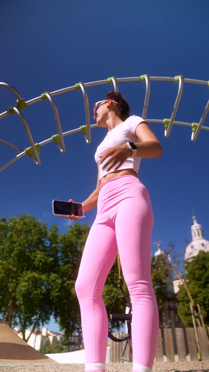 mujer trabajando en un parque