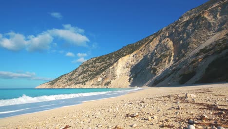 front de mer avec vue sur les falaises sur une plage turquoise en grèce