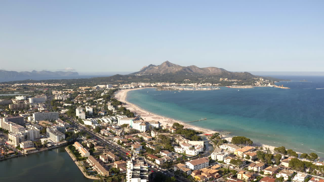 알쿠디아 시와 마요르카 해안의 해변은 구름 없는  ⁇ 은 날에