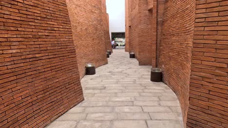 caminando por estrechos callejones de ladrillo en ayutthaya