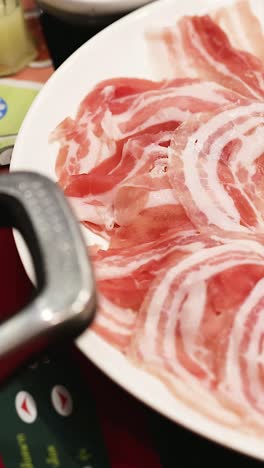 palillos para organizar la carne de cerdo y las verduras para la olla caliente