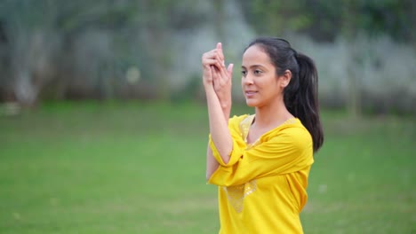 Niña-India-Haciendo-Pose-De-Yoga-Del-águila