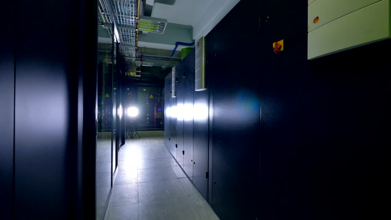 많은 서버가 있는 어두운 서버.