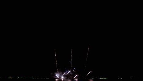 combinaciones elaboradas de exhibiciones pirotécnicas durante el festival internacional de fuegos artificiales de pattaya 2023, celebrado en la provincia de chonburi en tailandia