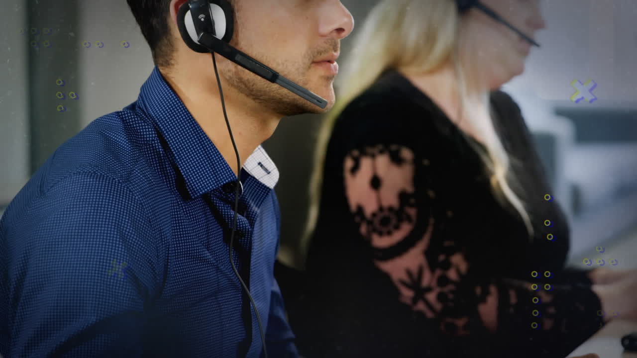 animación de marcadores digitales que procesan personas de negocios que usan auriculares telefónicos