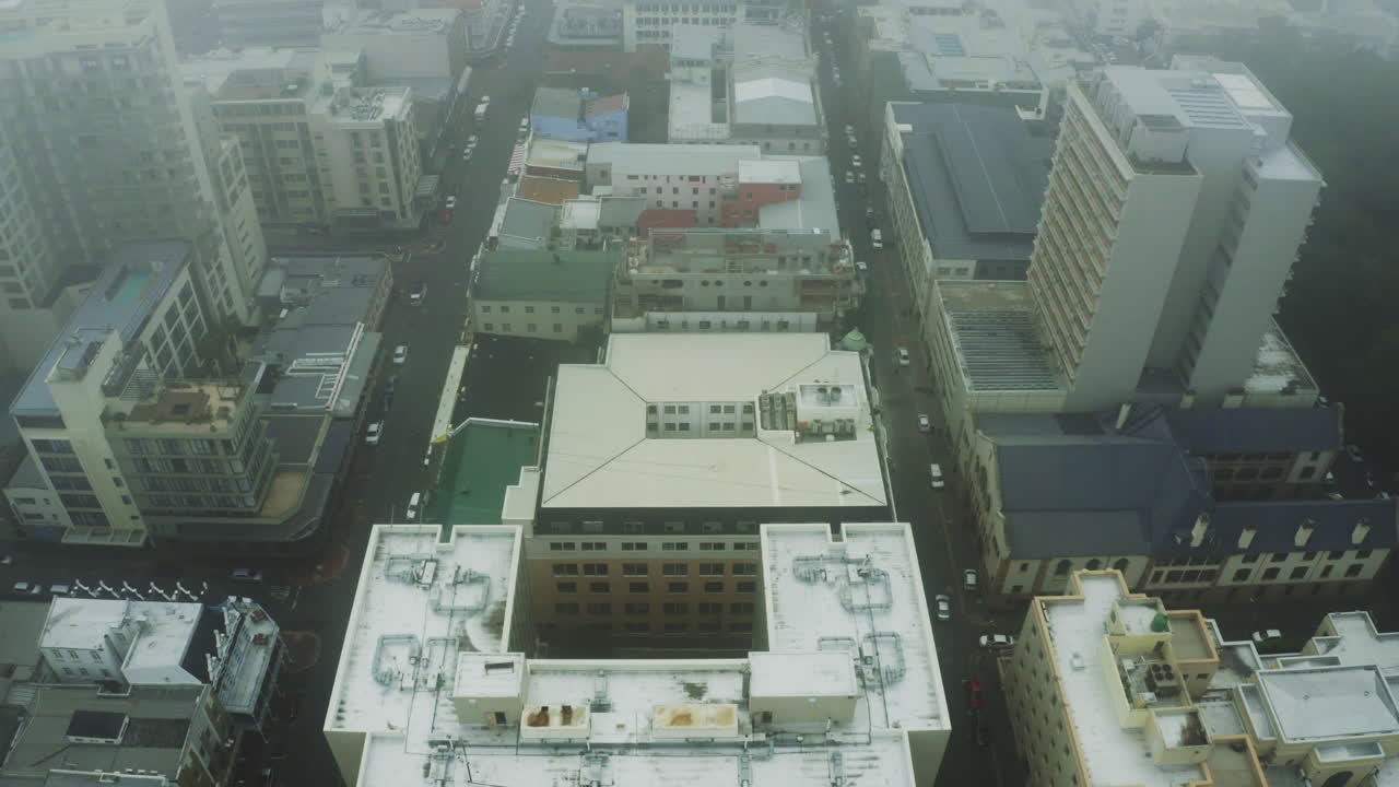 안개 속 의 도시 거리 들 의 공중 사진