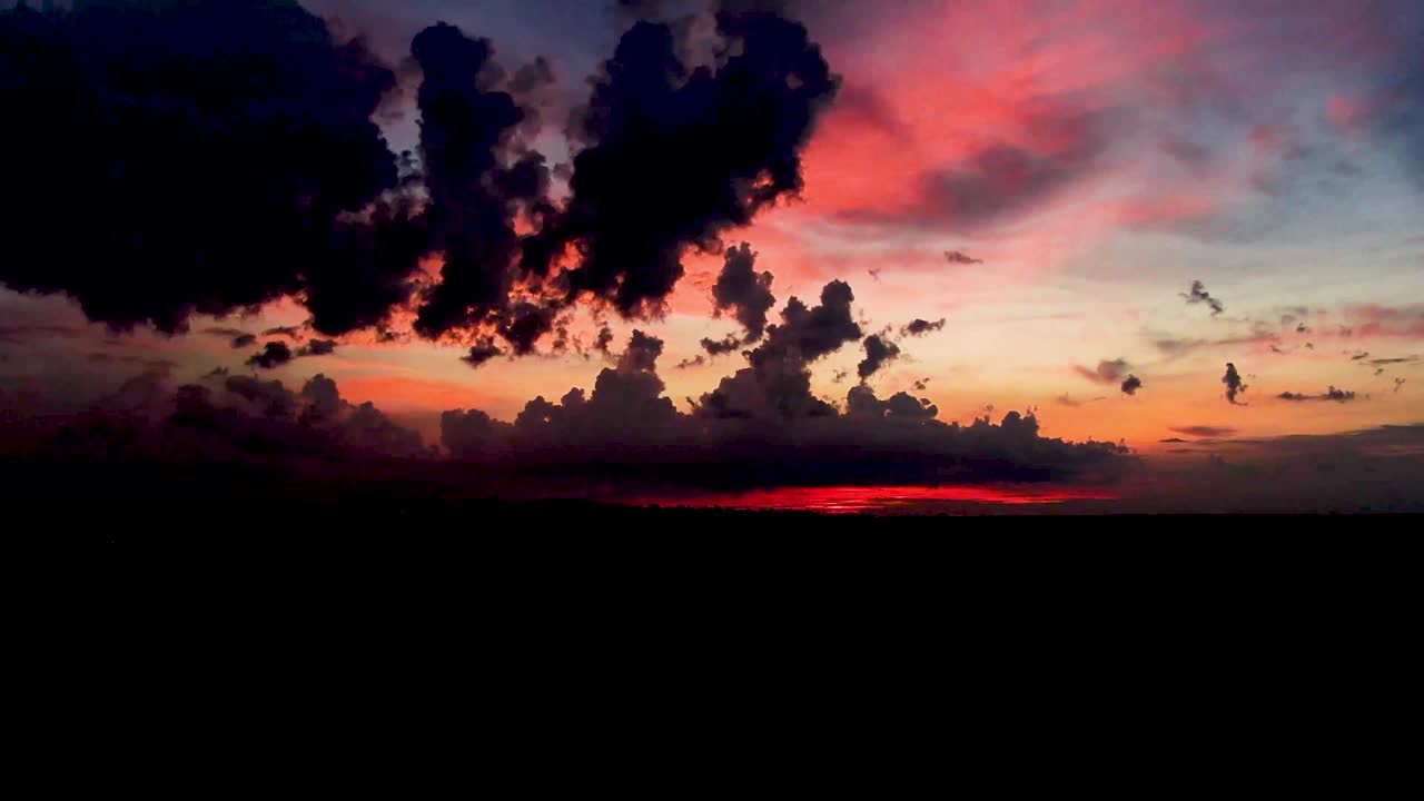 구름 선사 시대를 통해 일몰 일출의 드론