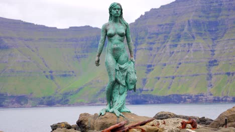 Close-up-shot-reveals-Kopakonan-Statue-with-a-seal-skin-on-her-hands