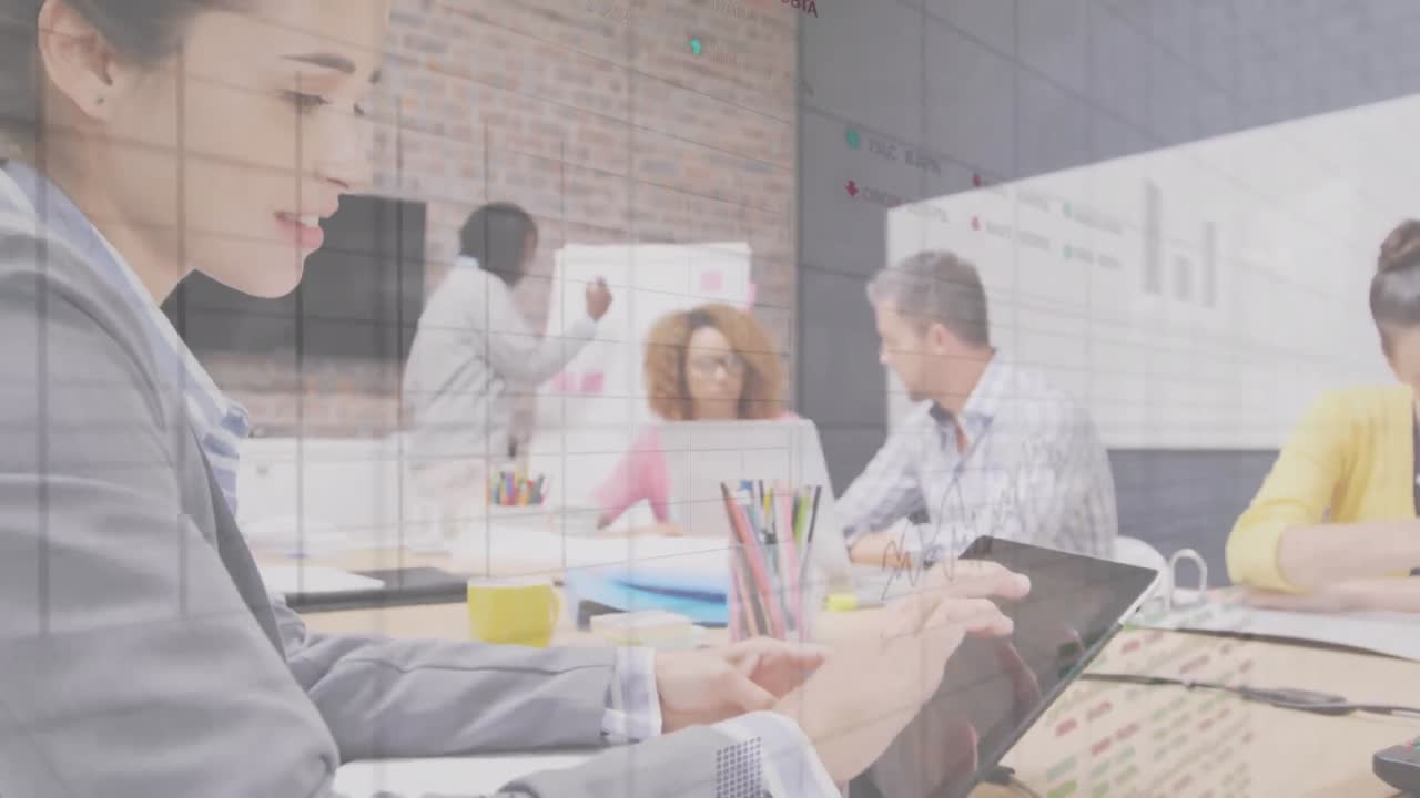 사무실에서 디지털 태블릿을 사용하여 두 인종의 여성에 대한 통계 데이터 처리의 애니메이션