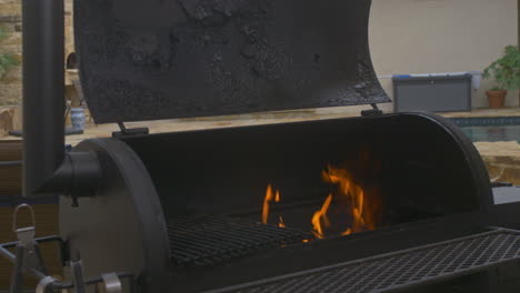 Incline-Hacia-Abajo-Hasta-Un-Gran-Incendio-En-El-Patio-Trasero-Junto-A-La-Piscina-Barbacoa-Limpieza-Fumador