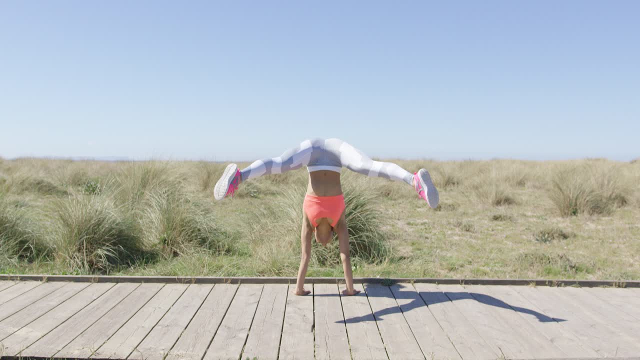 mujer de pie en las manos