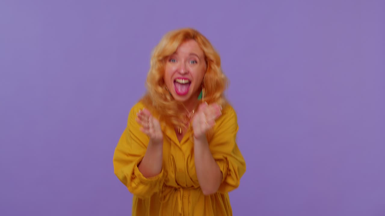 niña pelirroja en vestido amarillo gritando levantando los puños en gesto lo hice celebrando el éxito, ganando