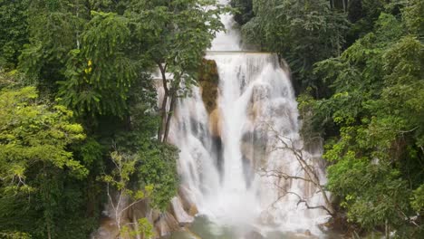 vista aérea de las cascadas de kuang si en luang prabang