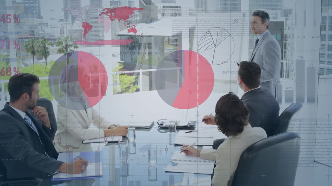 동료들에게 판매 보고서를 설명하는 다양한 관리자에 대한 인포그래픽 인터페이스의 애니메이션