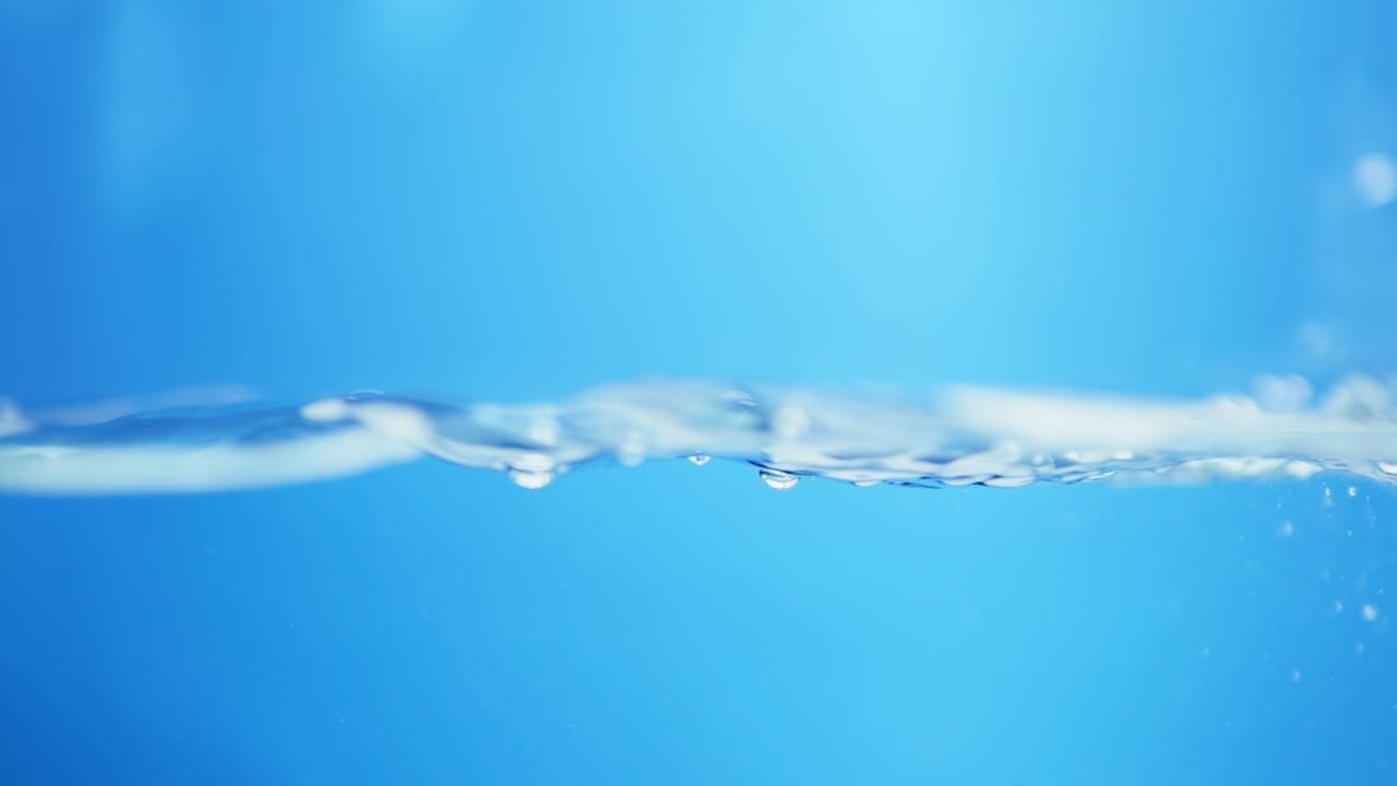 수평선에서 슈퍼 느린 움직임으로 웅장한 물 움직임