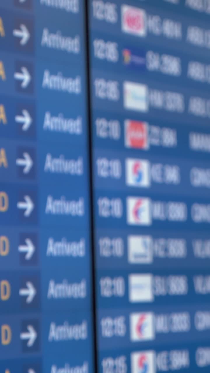Panel de llegadas de aeropuerto difuminado mostrando actualizaciones de información de vuelos