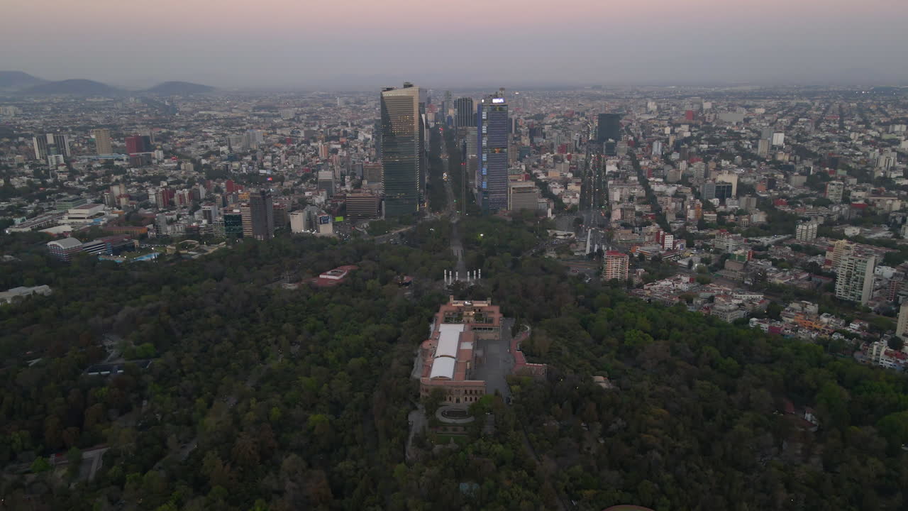 vista aérea del castillo de la ciudad de méxico rodeado por el bosque de chapultepec y el paisaje urbano de fondo