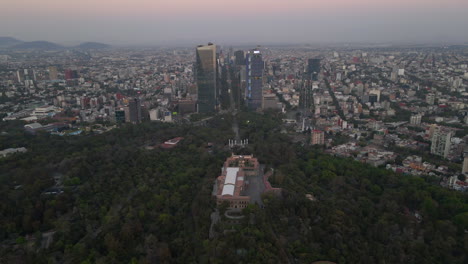 Vista-Aérea-Del-Castillo-De-La-Ciudad-De-México-Rodeado-Por-El-Bosque-De-Chapultepec-Y-El-Fondo-Del-Paisaje-Urbano