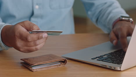 mãos fechadas usando laptop compras online gastando dinheiro em cartão de crédito aplicativo bancário com moeda digital desfrutando de liberdade financeira